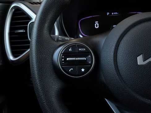 Used 2025 Kia Soul LX w/ LX Technology Package FWD image 31