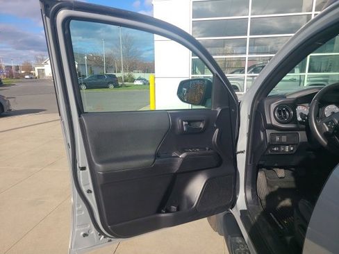 Used 2020 Toyota Tacoma TRD Sport image 17
