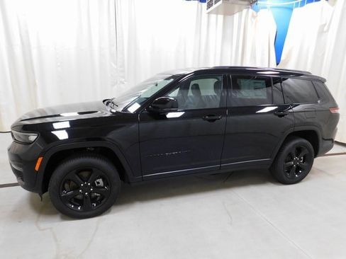 New 2025 Jeep Grand Cherokee L Limited w/ Black Appearance Package image 2