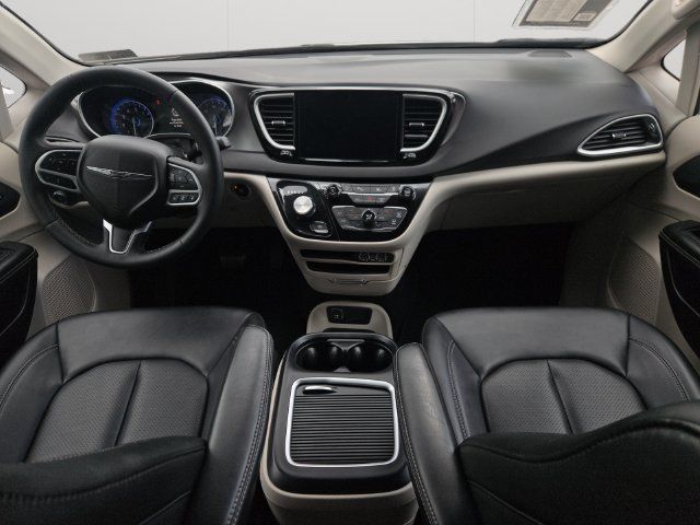 Used 2024 Chrysler Pacifica Touring-L FWD image 18
