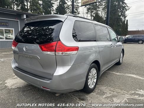 Used 2013 Toyota Sienna XLE image 7