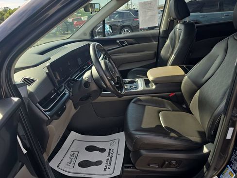 Used 2025 Kia Carnival FWD image 25