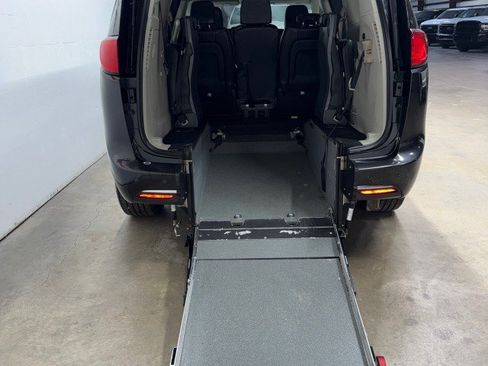 Used 2020 Chrysler Pacifica Touring-L FWD image 11
