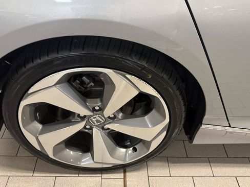 Used 2018 Honda Accord Touring image 11