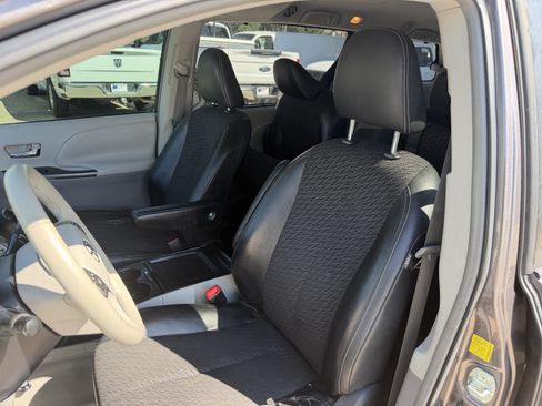 Used 2011 Toyota Sienna SE w/ Preferred Pkg FWD image 11