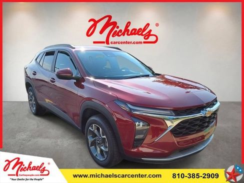 Used 2025 Chevrolet Trax LT FWD image 1