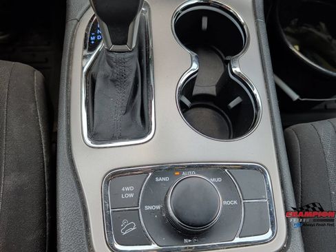 Used 2019 Jeep Grand Cherokee Laredo AWD/4WD image 22