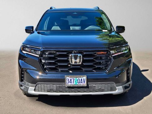 Used 2025 Honda Pilot TrailSport image 8