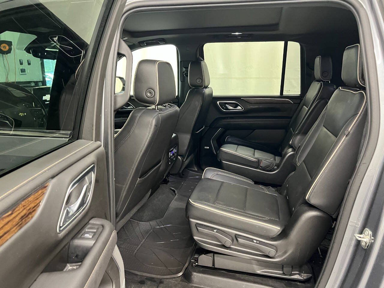 Used 2021 Chevrolet Suburban Premier w/ Premium Package AWD/4WD image 9