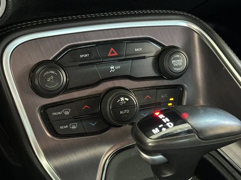 Used 2015 Dodge Challenger SXT RWD image 16