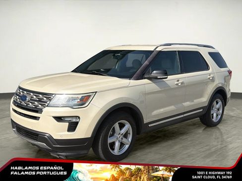 Used 2018 Ford Explorer XLT w/ Equipment Group 202A FWD image 2