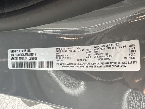 Used 2025 Chrysler Pacifica Limited FWD image 35
