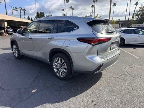 Used 2024 Toyota Highlander Platinum image 3