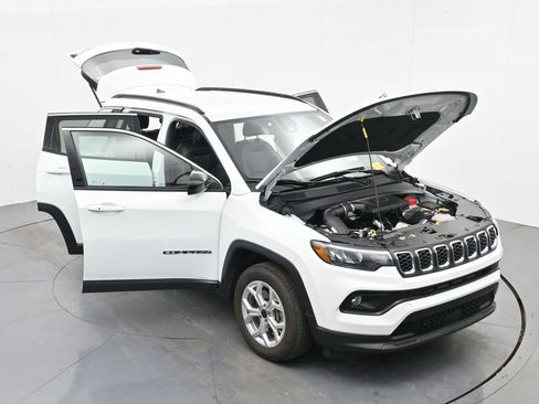 Used 2025 Jeep Compass Latitude AWD/4WD image 38