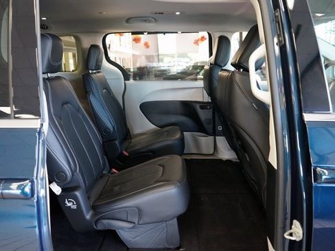 Used 2022 Chrysler Pacifica Touring-L image 12