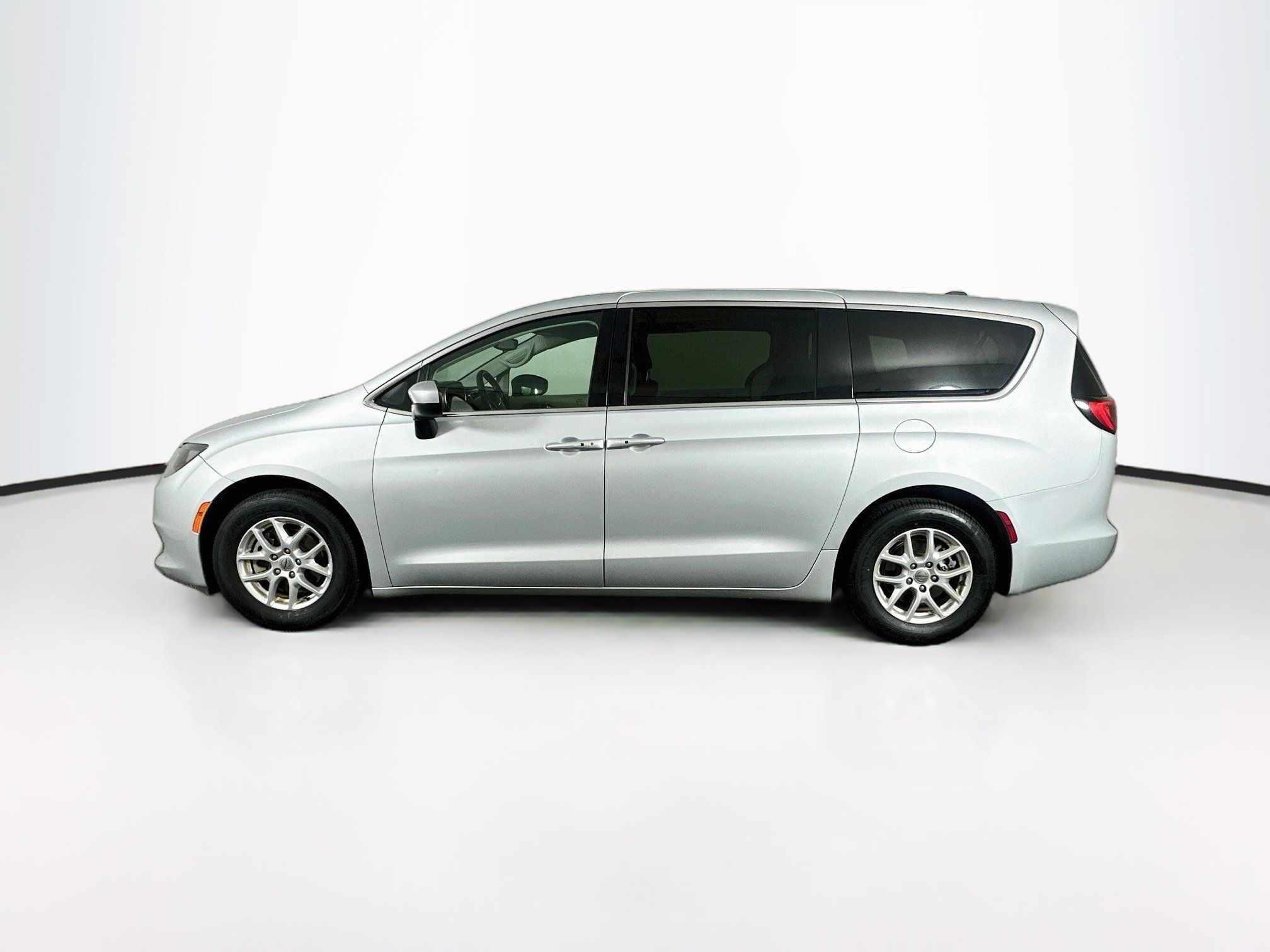 Used 2023 Chrysler Voyager LX FWD image 4