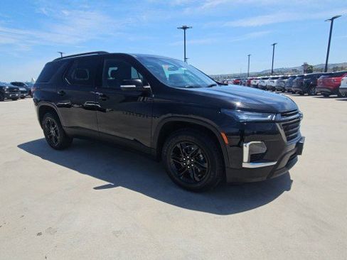 Used 2023 Chevrolet Traverse LT FWD image 2
