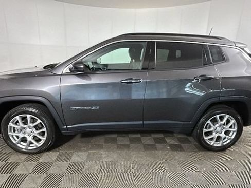 Used 2023 Jeep Compass Latitude AWD/4WD image 5