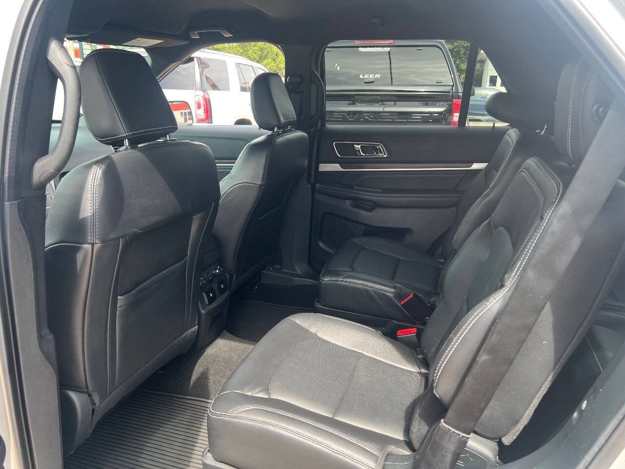 Used 2018 Ford Explorer Limited w/ Equipment Group 301A AWD/4WD image 17