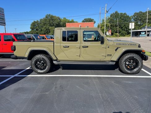 New 2025 Jeep Gladiator Sport image 2
