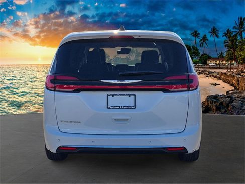Used 2024 Chrysler Pacifica Touring-L image 6