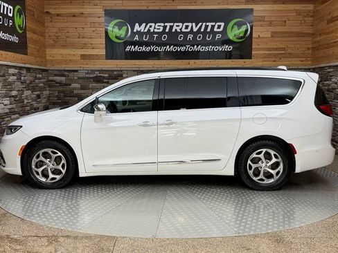 Used 2022 Chrysler Pacifica Limited FWD image 6