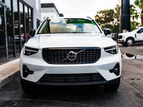 Used 2025 Volvo XC40 B5 Plus w/ Protection Package Premier AWD/4WD image 3
