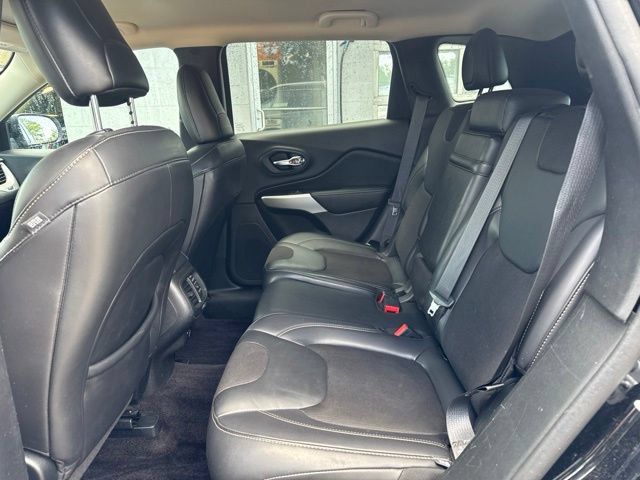 Used 2018 Jeep Cherokee Latitude Plus w/ Cold Weather Group AWD/4WD image 18