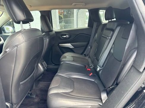 Used 2018 Jeep Cherokee Latitude Plus w/ Cold Weather Group AWD/4WD image 18
