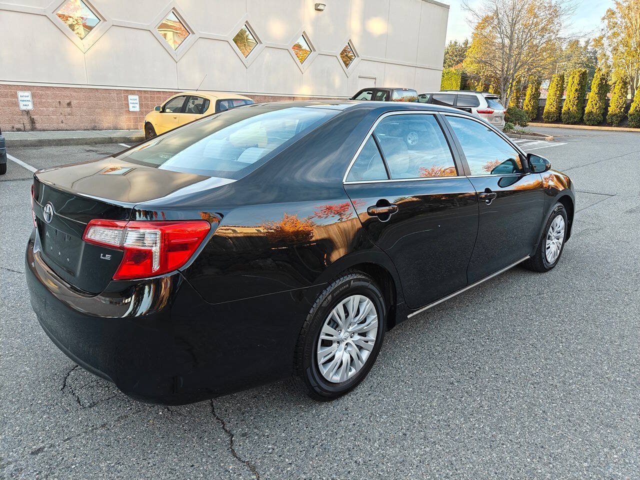 Used 2014 Toyota Camry LE FWD image 3