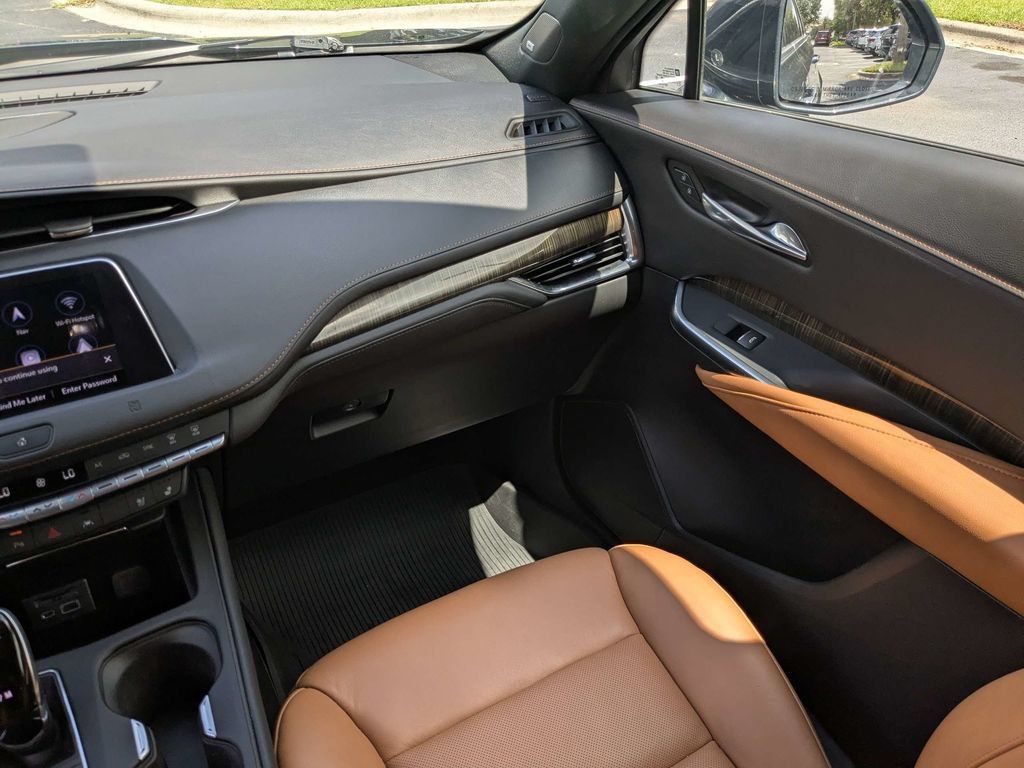 Used 2020 Cadillac XT4 Premium Luxury FWD image 16