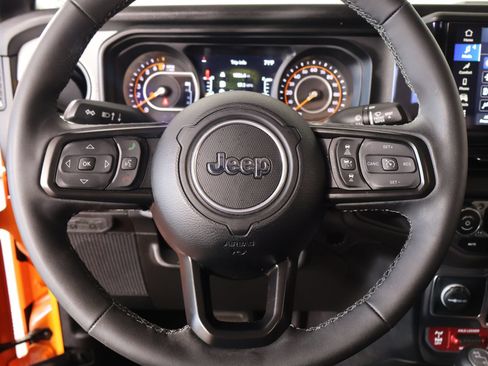 Used 2025 Jeep Gladiator Sport AWD/4WD image 3