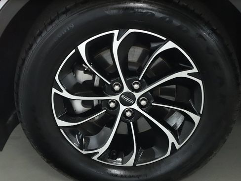 Used 2025 Lincoln Nautilus Premier AWD/4WD image 36
