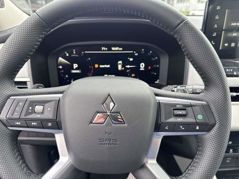 New 2025 Mitsubishi Outlander SE image 19
