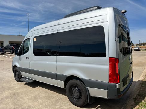 Used 2024 Mercedes-Benz Sprinter 2500 image 3