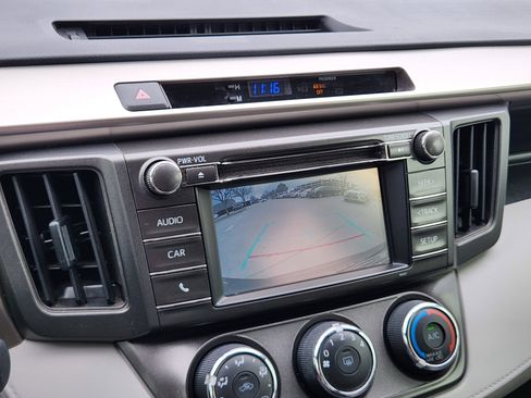 Used 2015 Toyota RAV4 LE image 21
