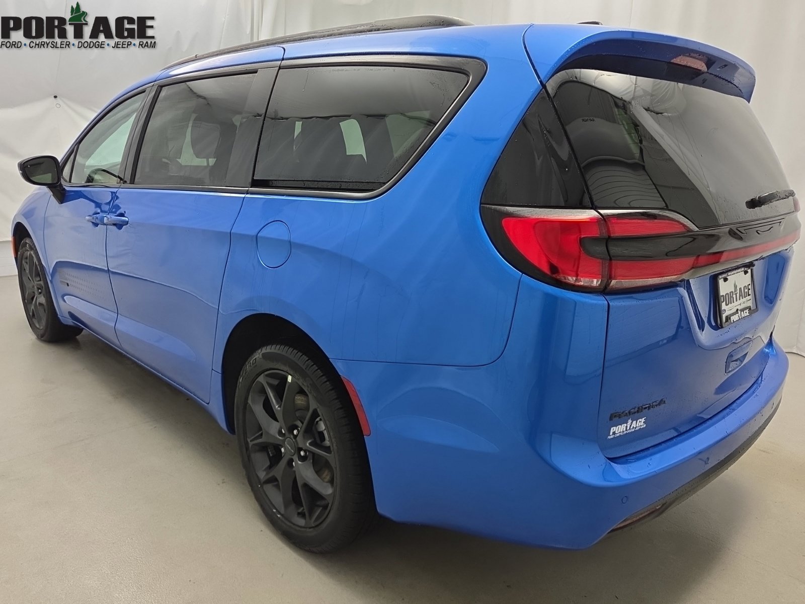 New 2027 Chrysler Pacifica Select AWD/4WD image 5
