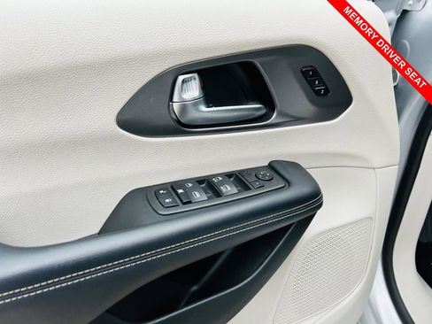 Used 2023 Chrysler Pacifica Touring-L image 13