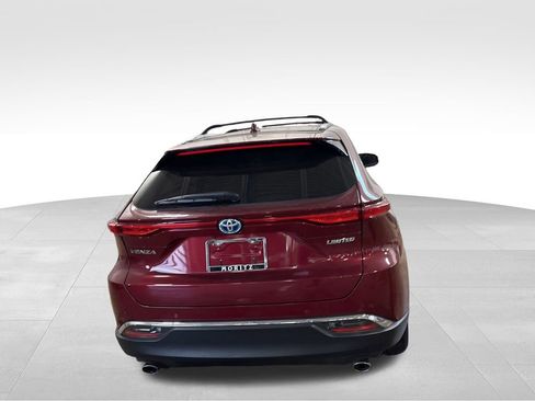 Used 2023 Toyota Venza Limited image 3