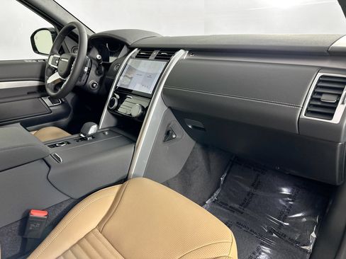 Used 2025 Land Rover Discovery Dynamic SE AWD/4WD image 27