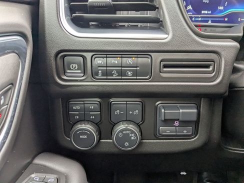 Used 2024 Chevrolet Suburban Z71 w/ Luxury Package image 21