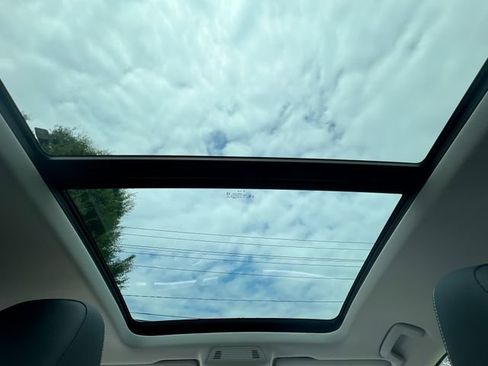 New 2025 Volkswagen Tiguan SE image 21