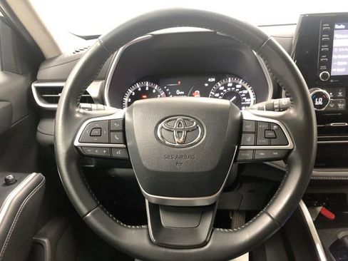 Used 2022 Toyota Highlander XLE AWD/4WD image 16