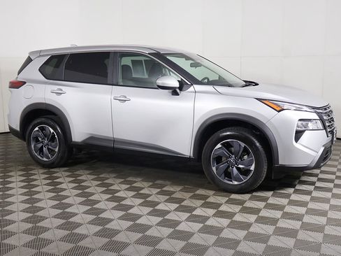Used 2025 Nissan Rogue SV FWD image 9
