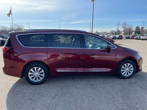 Used 2019 Chrysler Pacifica Touring-L image 6