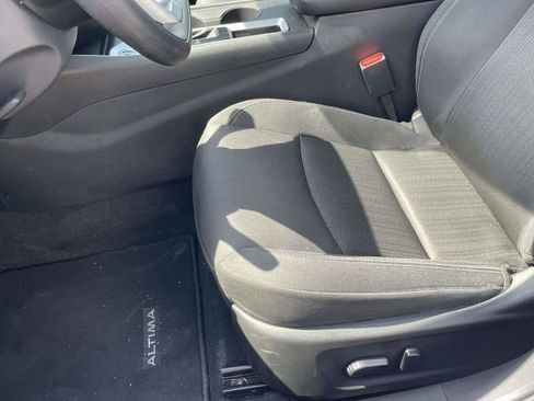 Used 2025 Nissan Altima 2.5 SV FWD image 14