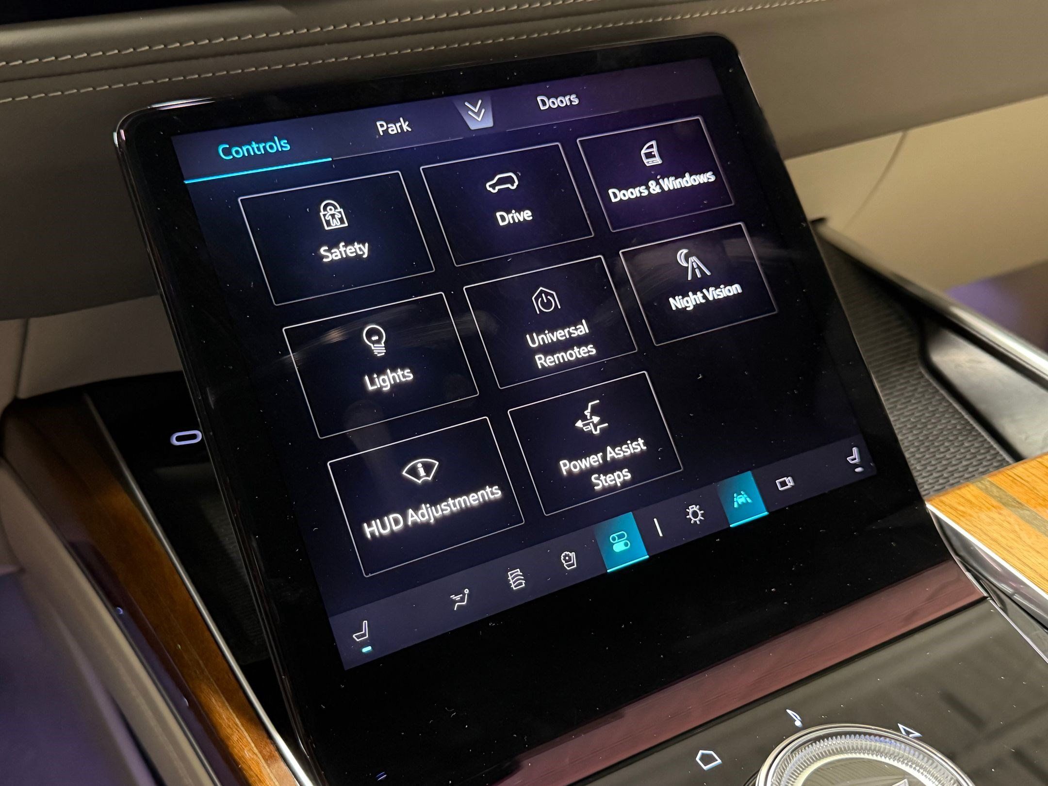 Certified 2025 Cadillac Escalade Sport Platinum w/ LPO, ONYX Package AWD/4WD image 35