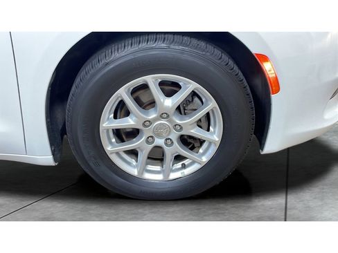 Used 2020 Chrysler Voyager LX image 19