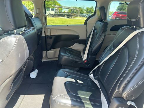 Used 2022 Chrysler Pacifica Touring-L FWD image 16