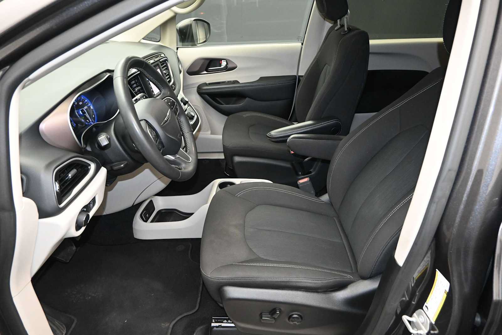 Used 2023 Chrysler Voyager LX FWD image 21